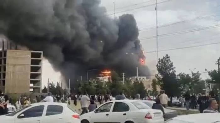 حريق قرب فندق في طهران
