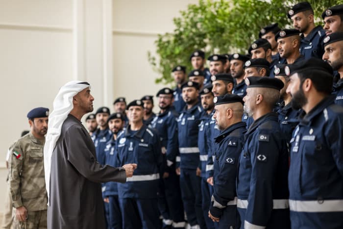 محمد بن زايد يلتقي فريق البحث والإنقاذ الإماراتي