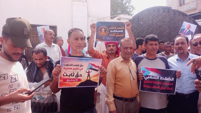 احتجاج بكريتر ضد اقتحام اتحاد العمال