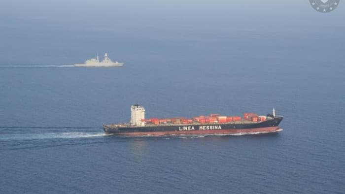 Aspes escorts ship through Red Sea