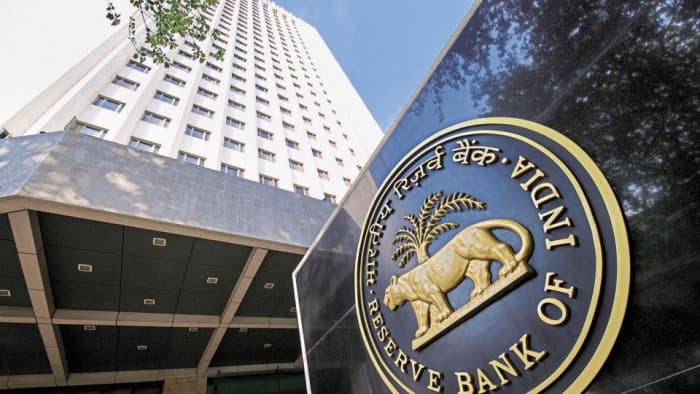Indian Rupee advances on central bank support