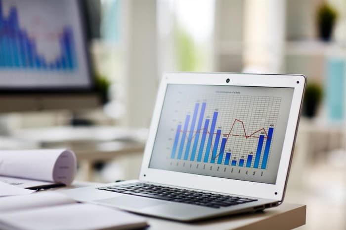 الين يثقل على سوق اليابان وأسهم السيارات