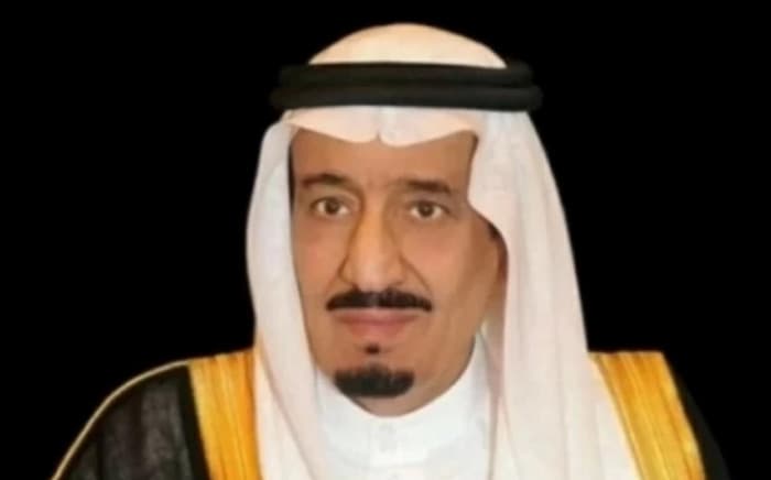 خادم الحرمين يكرّم 25 شخصًا بالميدالية