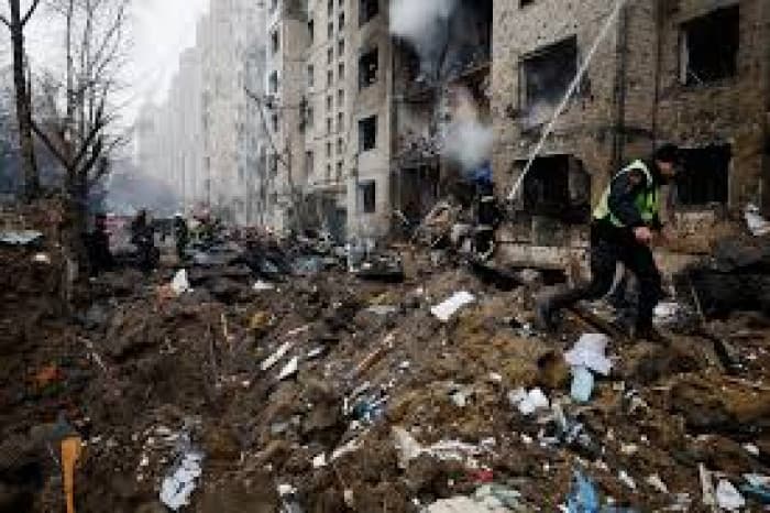 Kyiv experiences explosions after ballistic threat