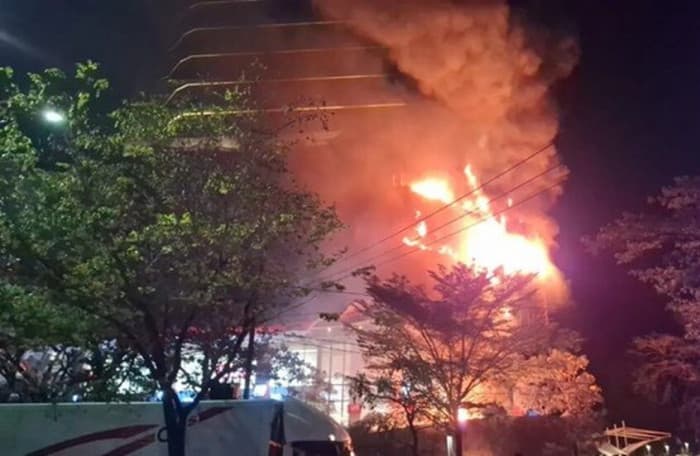 Large fire consumes shopping mall in Indonesia