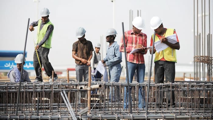 الإمارات تواصل جهود حماية العمال