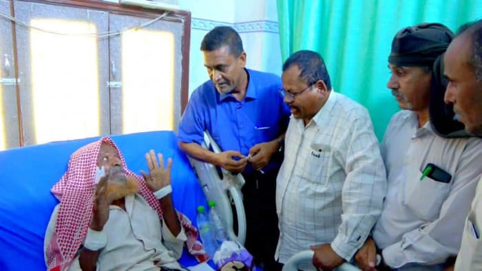 Al-Tamimi visits Salem Bashareehil at Seiyun Hospital