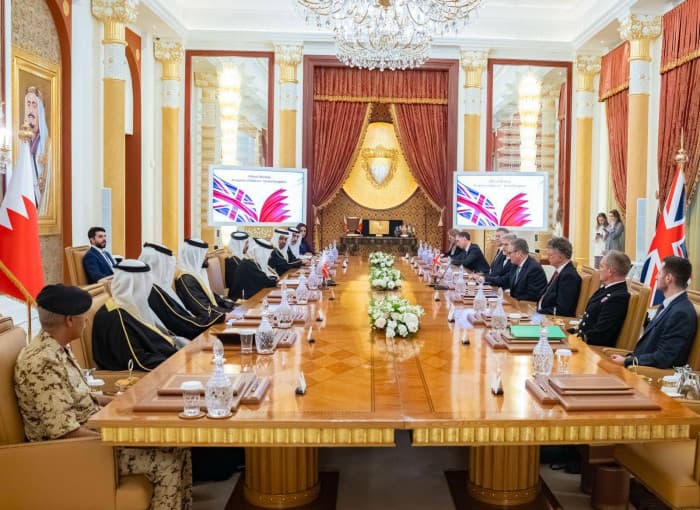 البحرين والمملكة المتحدة تتبادلان وجهات النظر