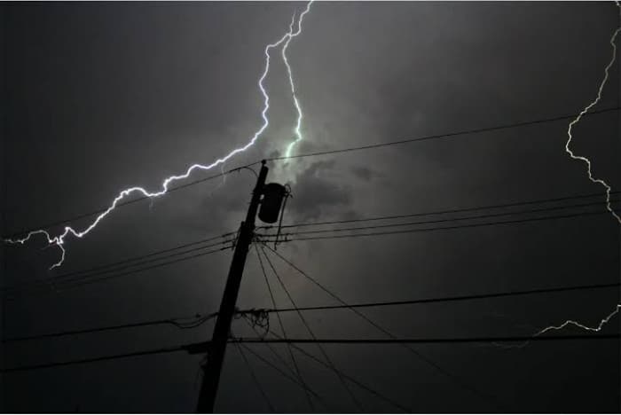 Storms disrupt Chicago flights and power