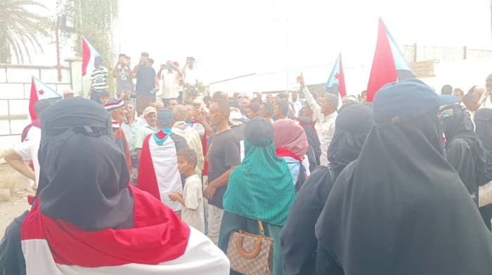 احتجاج أمام وزارة الكهرباء بالمينصورة