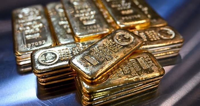 Global gold prices climb as dollar weakens