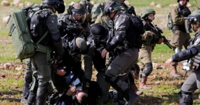 اعتقال 7 فلسطينيين بينهم سيدتان في الضفة
