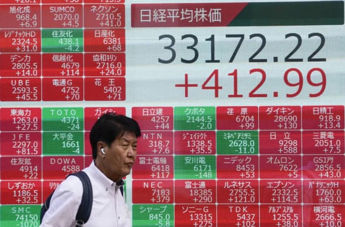 Japanese stocks vary amid inflation and growth data