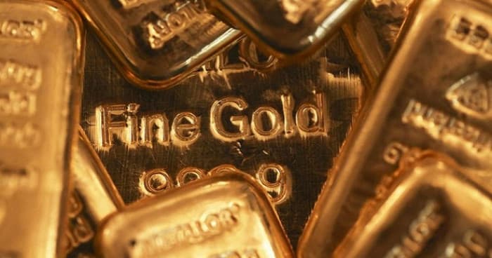 Gold Gains Amid Dollar Drop and Rate Expectations