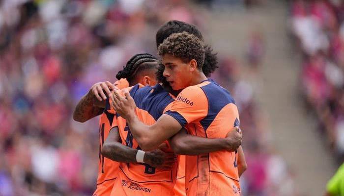 مباراة قوية بين الأهلي وبرشلونة في كامب نو