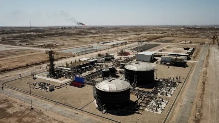 Oil dips despite weekly gains
