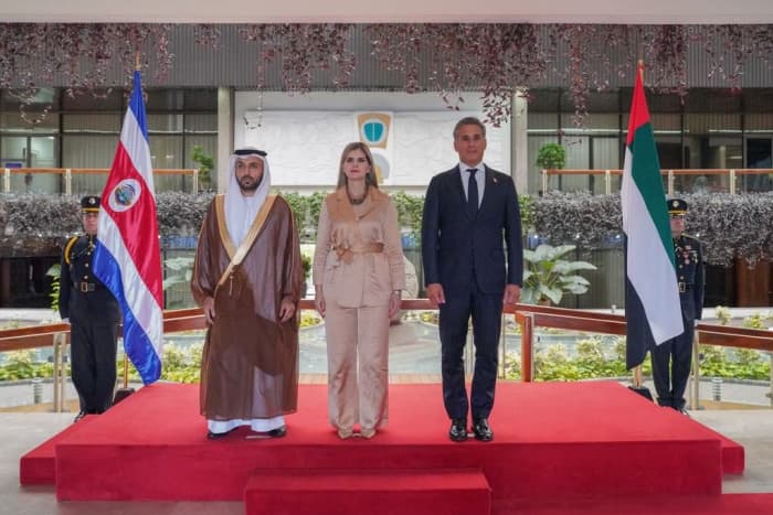 سفير الإمارات يقدّم أوراق اعتماده لرئيسة كوستاريكا
