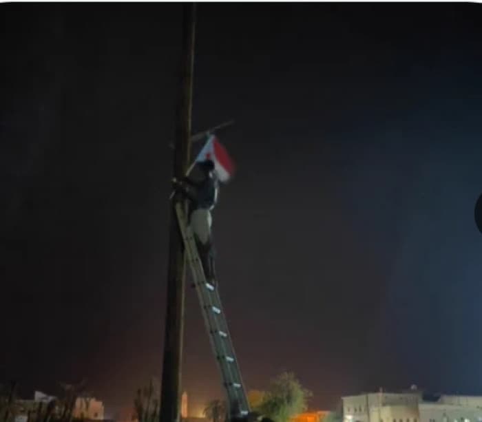 شباب الغضب يرفعون علم الجنوب في حضرموت