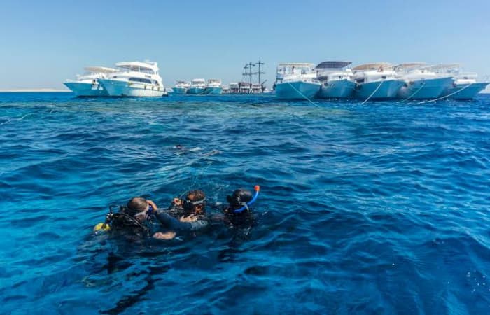 Indian team persists in sea rescue efforts