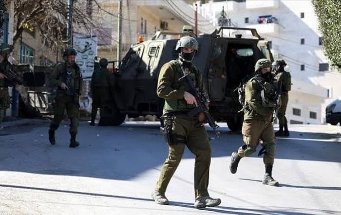 Israeli forces detain Palestinians in Hebron area