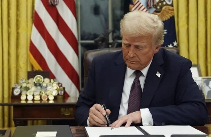 ترامب يهدد برفع الرسوم على كندا في 2027