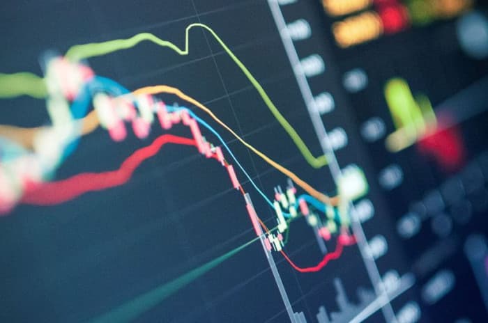U.S. stocks fall amid tech weakness