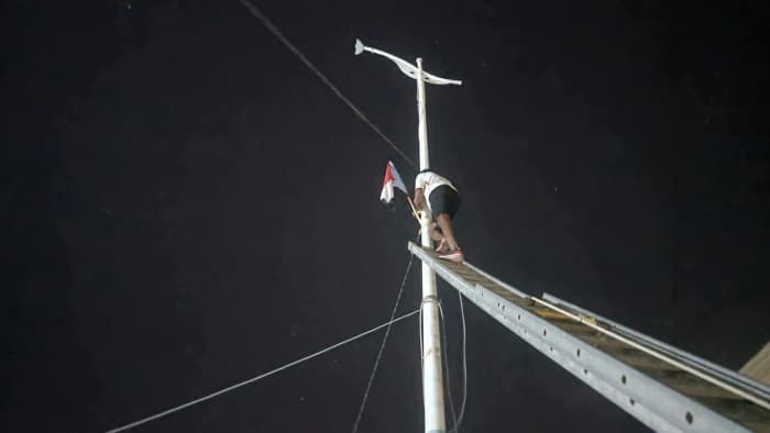 The Youth of Rage raise South flags in Al Qutan