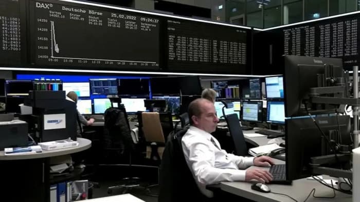European Stocks Advance on Bond Yields Drop