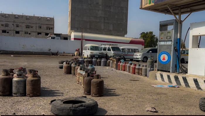 أزمة الغاز تعيق النقل وتزيد معاناة عدن