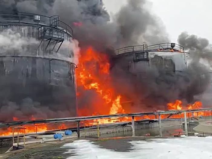 Russian strike triggers Kyiv fire