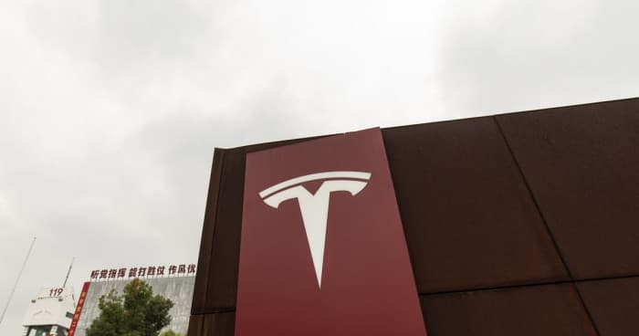 Tesla stops solar roof sales online