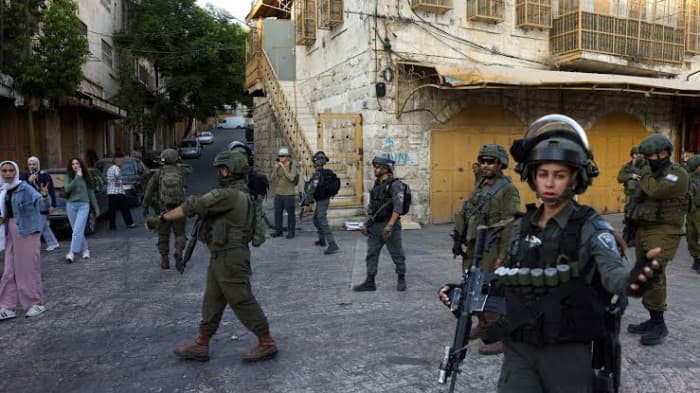 Occupation forces raid homes near Ramallah and Nablus