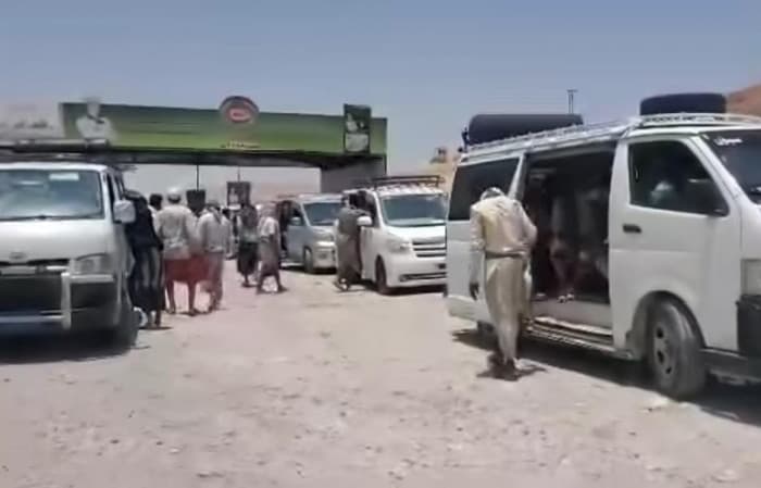 Security checkpoint blocks crowd in Mukalla