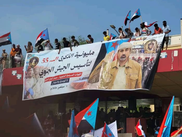 رفع لافتة ذكرى تأسيس الجيش الجنوبي