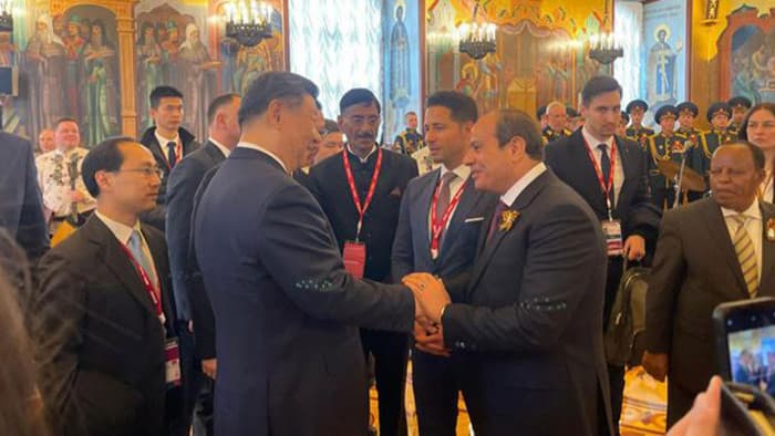 السيسي يرحب بنظيره الصيني