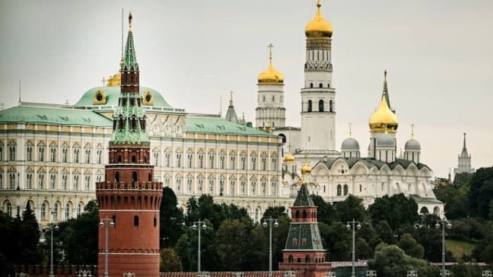 Kremlin advisor and envoy discuss Ukraine aid