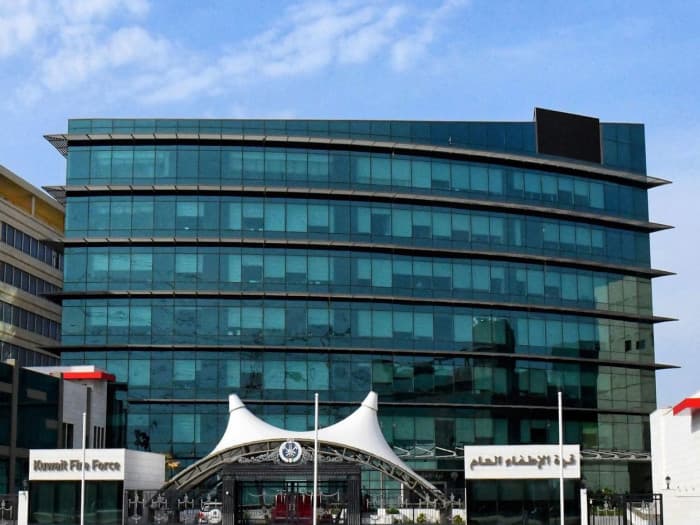 الكويت تتصدى لحريق بمجمع سكني من مسيرة معادية