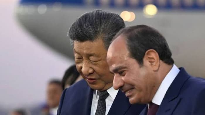 السيسي وشي جينبينغ يتبادلان الحديث في القاهرة