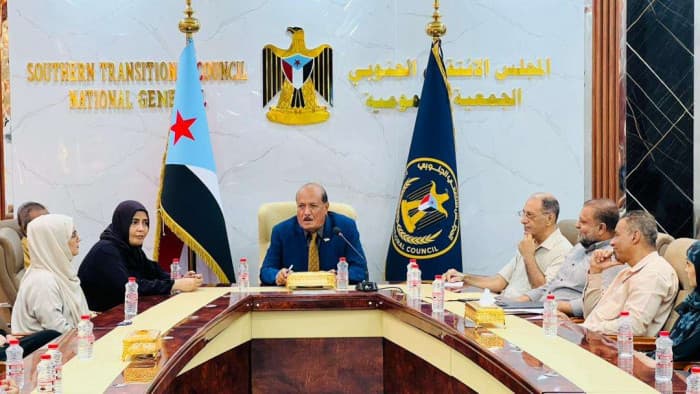 هرة يُجري اجتماعاً مع شباب عدن لمناقشة التحديات الاقتصادية