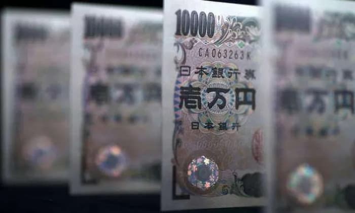 Japanese yen gains before central bank decisions