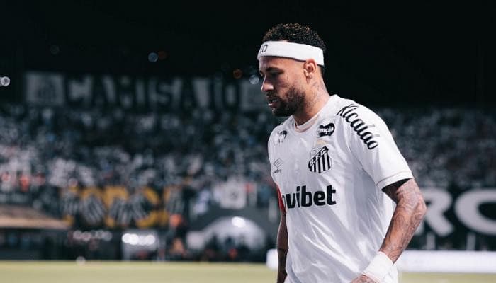 Neymar returns to Santos pitch after injury