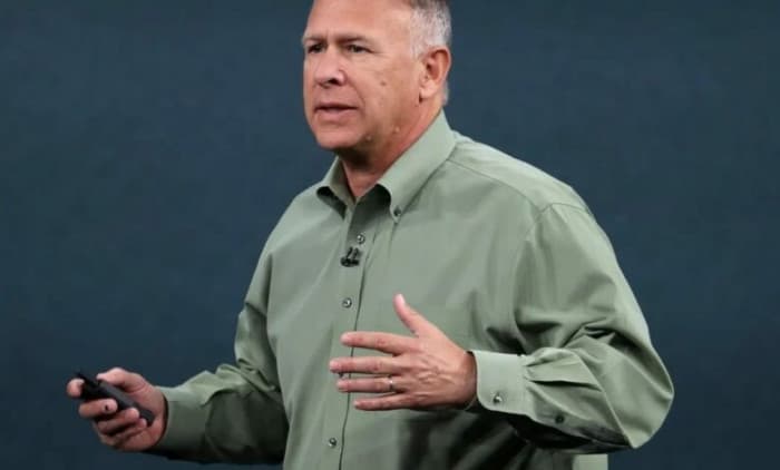 Schiller resigns from Apple store leadership
