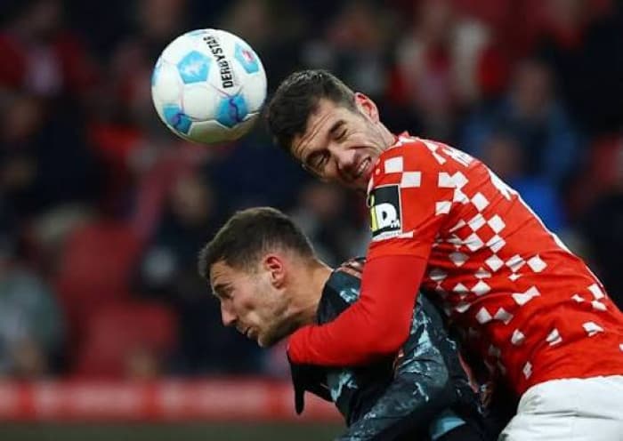 Mainz beats Hamburg, Augsburg Leads