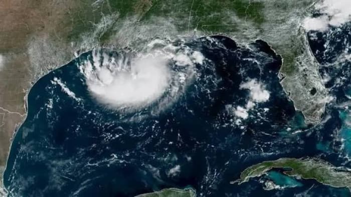 Hawaii Prepares as Cyclone Lweil Nears