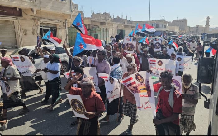 Hadibo hosts large protest over services