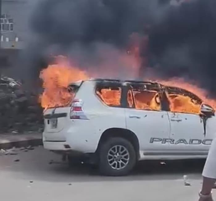 المقاومة بالضالع تحرق مركبة وزير الدفاع