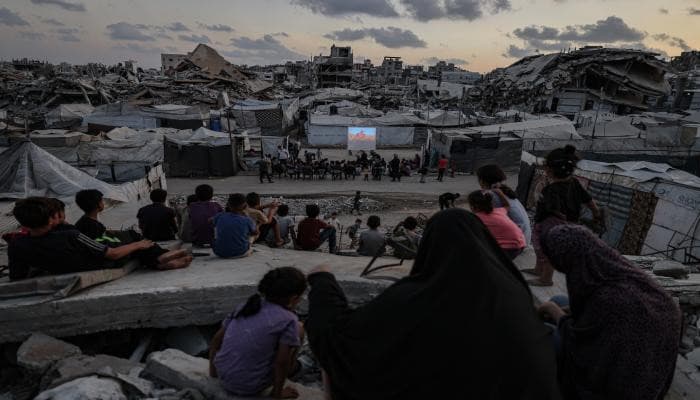 سينما المتنقلة تدخل فرحة لأطفال غزة