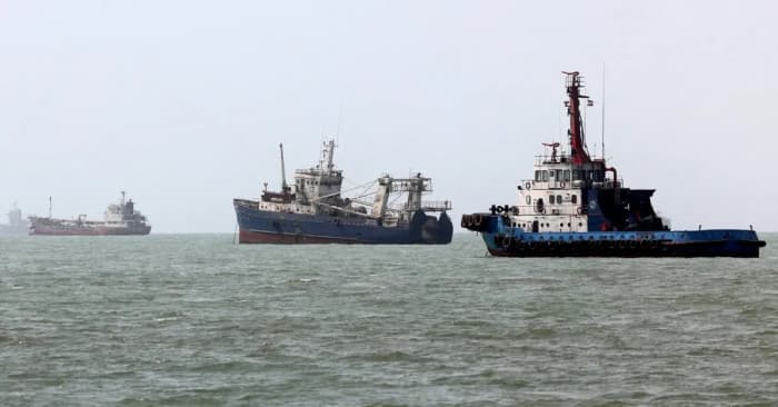 Global alerts on shipping sector splits