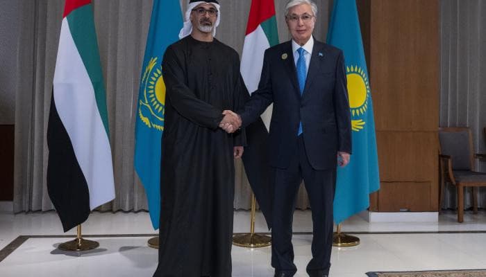 ولي عهد أبوظبي يناقش تعزيز التعاون مع كازاخستان