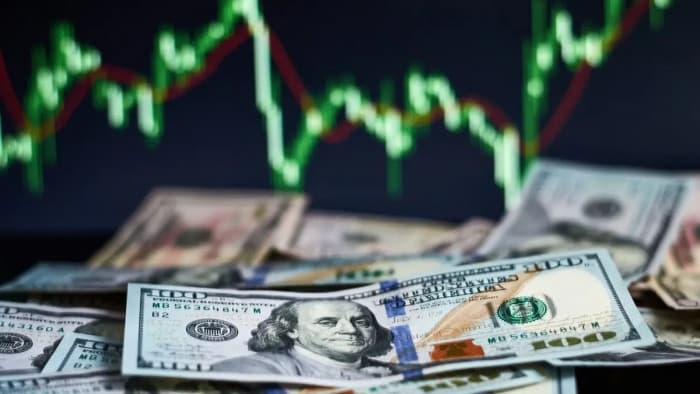 الدولار يقترب من أعلى أسبوعين مع تراجع الين